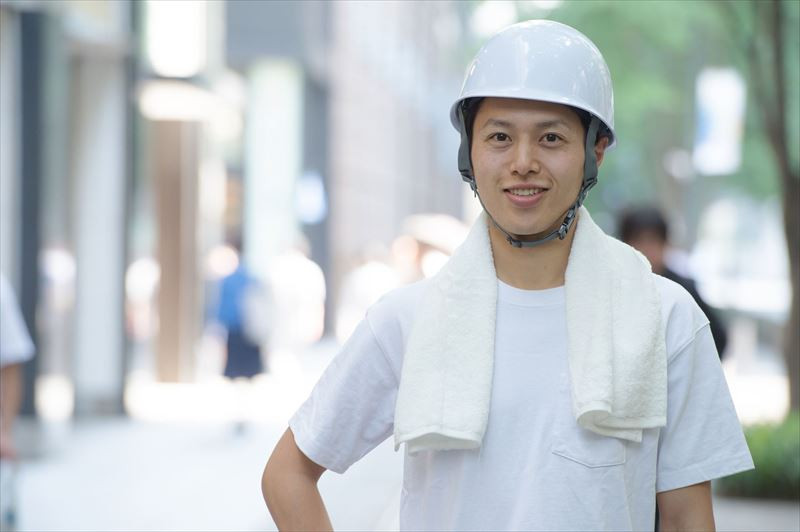 ヘルメットを被っている男性