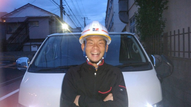 ブルーシートが張られた建物内