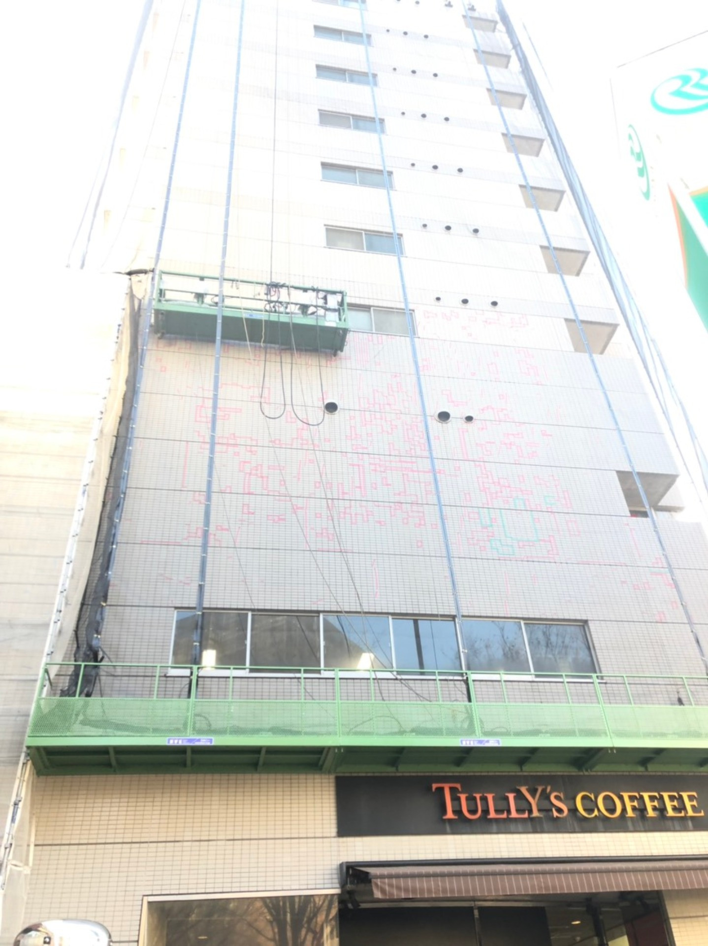 遠くを見る作業員２人